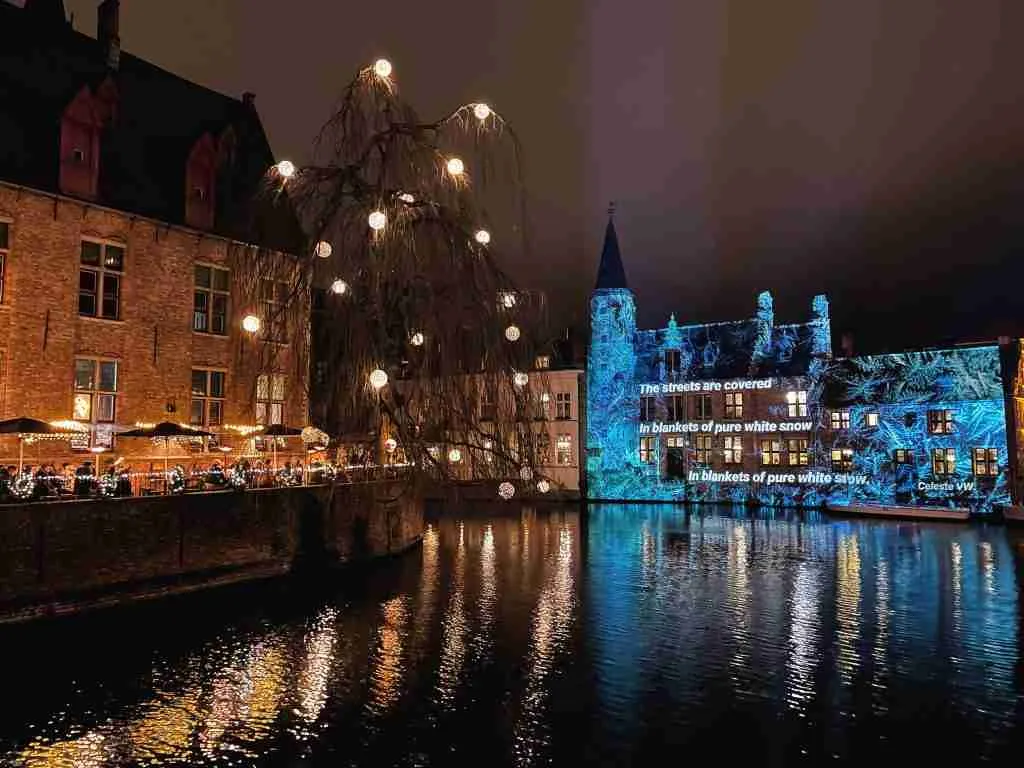 Impresionante foto del Light Experience Trail, en Brujas, Belgica en Navidad