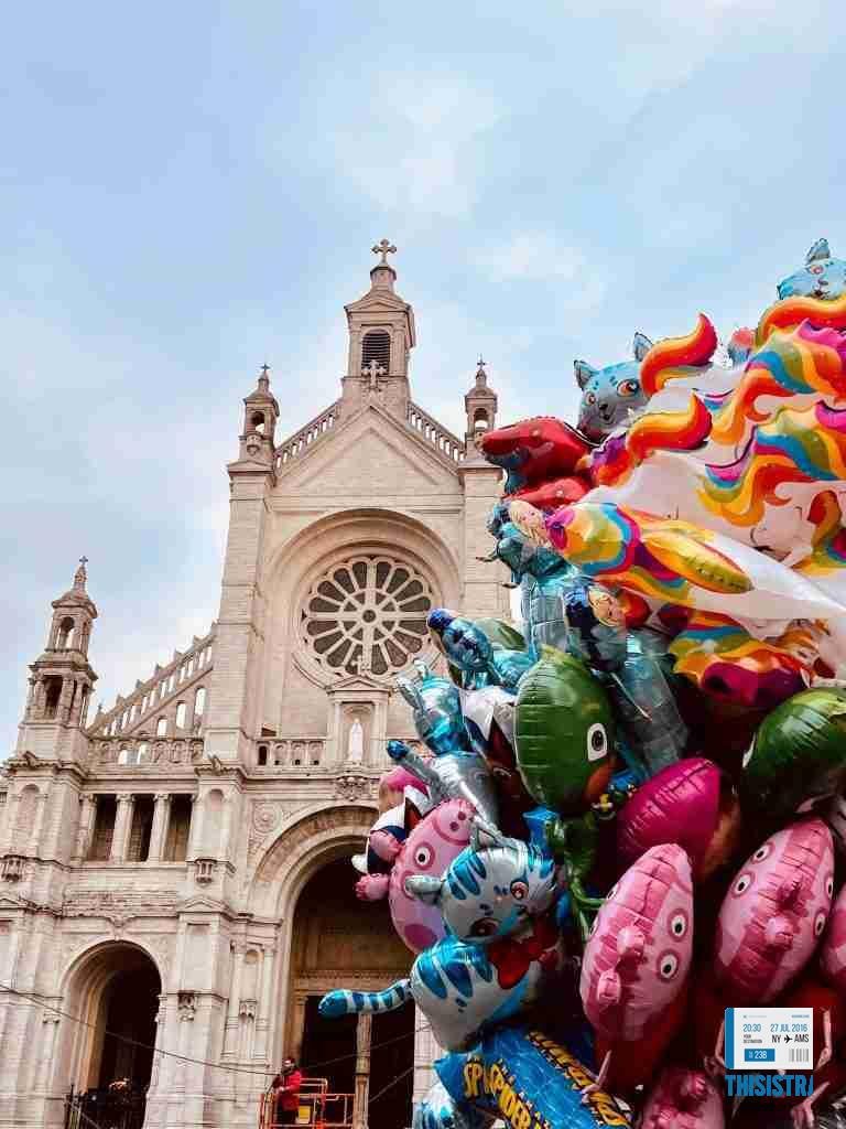 Detalle de la iglesia de Bruselas con globos infantiles en Navidad, Belgica