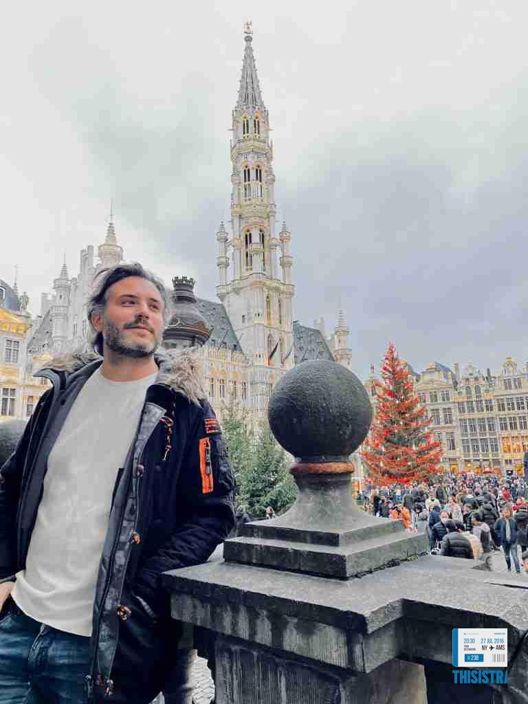 Kike en la Grand Place de Bruselas, en navidad