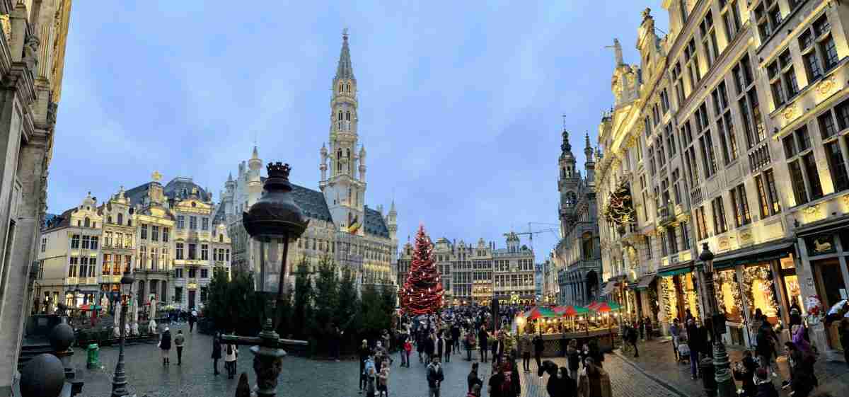 espectacular decoración navideña en la Grand Place de Bruselas, Belgica