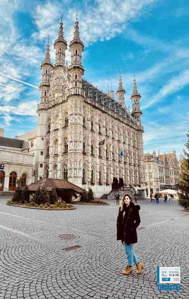 impresionante fachada del Ayuntamiento de Lovaina, Belgica