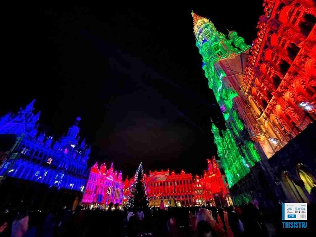 La gran plaza de Bruselas iluminada en un espectaculo de luces y sonidos en navidad, Belgica