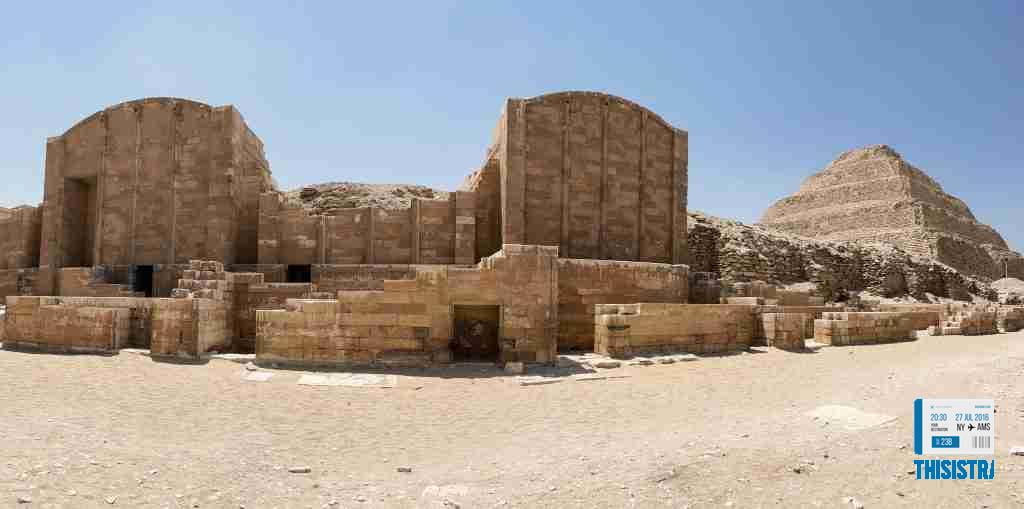 Saqqara, sus ruinas y la piramide escalona de fondo, El Cairo, Egipto
