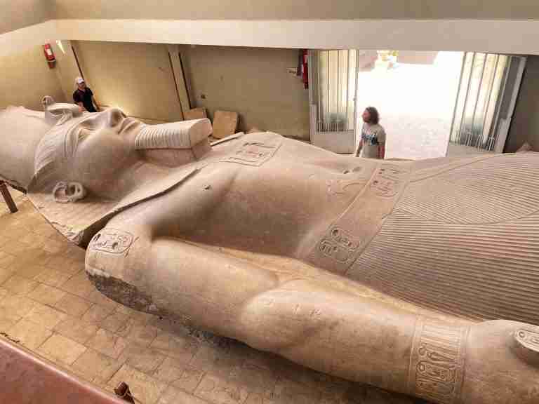 el colosal Ramses II, Kike es diminuto a su lado. Menphis, Egipto