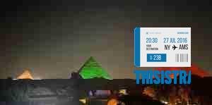 Panoramica de las piramides de Giza iluminadas por la noche con diferentes colores, El Cairo, Egipto