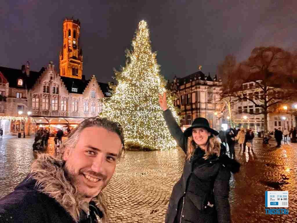 Brujas y su plaza Burg decorada de navidad, Belgica