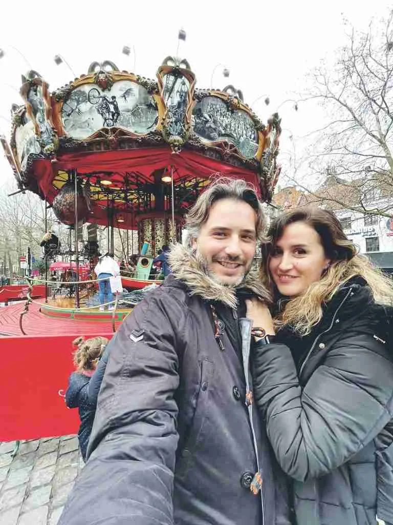 Pareja de ThisIsTravel disfrutando de los mercados navideños de Bruselas, Belgica