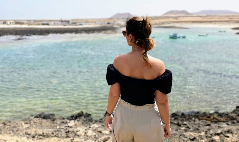 plano de Ángela en la playa del pueblo de Majanicho, Fuerteventura