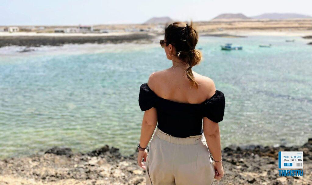 plano de Ángela en la playa del pueblo de Majanicho, Fuerteventura