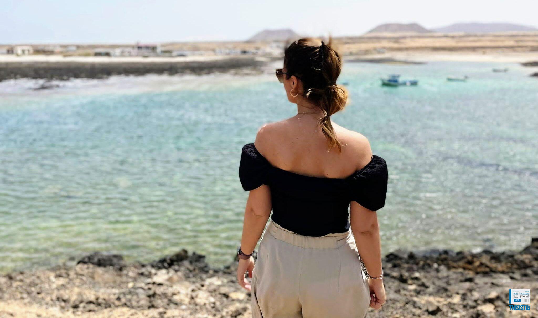 plano de Ángela en la playa del pueblo de Majanicho, Fuerteventura