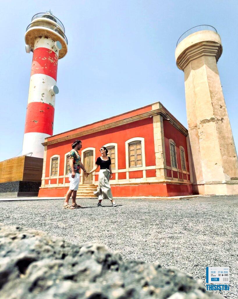 pareja de ThisIsTravel en el faro de Tostón
