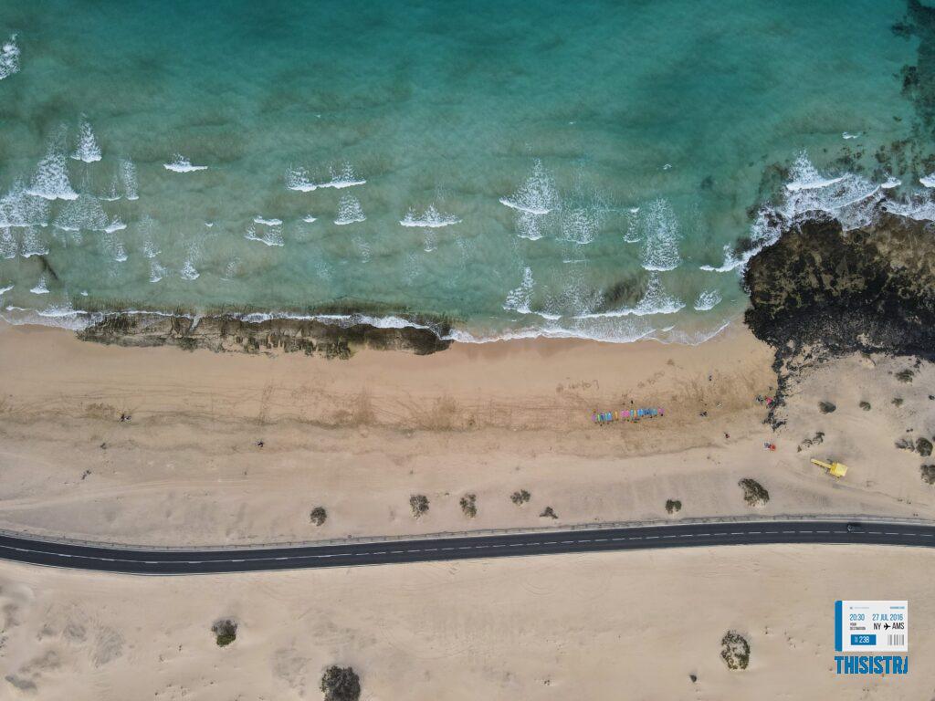 Panoramica con dron de las playas de Corralejo de Fuerteventura, dunas y mar