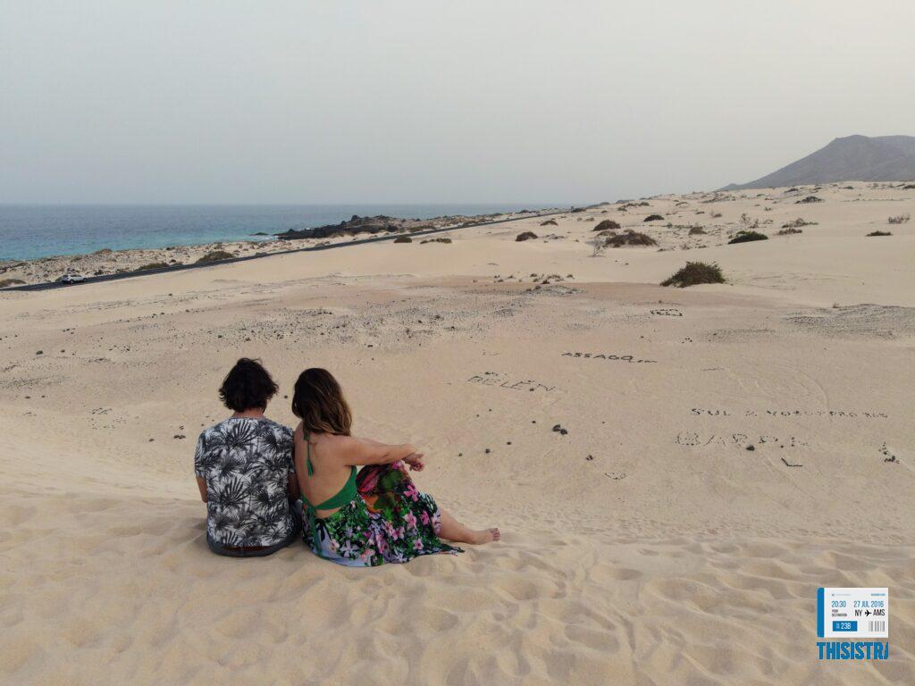 pareja de ThisIsTravel en la Puesta de sol sobre las Dunas de Corralejo, Fuerteventura