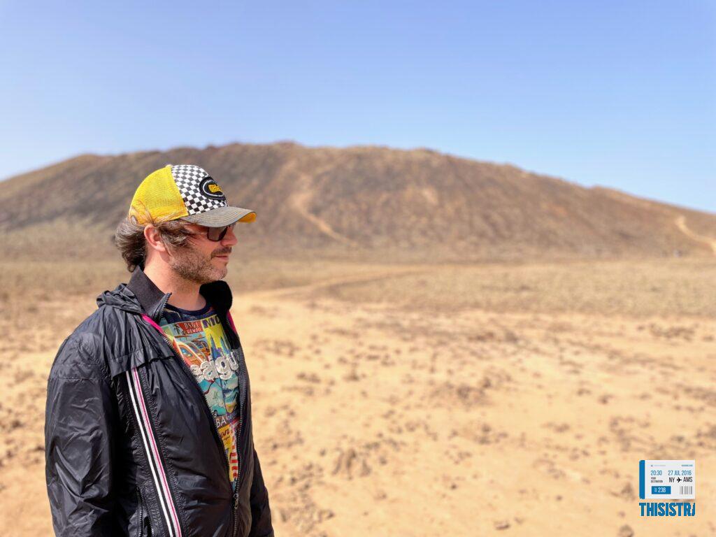 Kike con el volcán Calderón Hondo, emblema de la isla, en el fondo, Fuerteventura