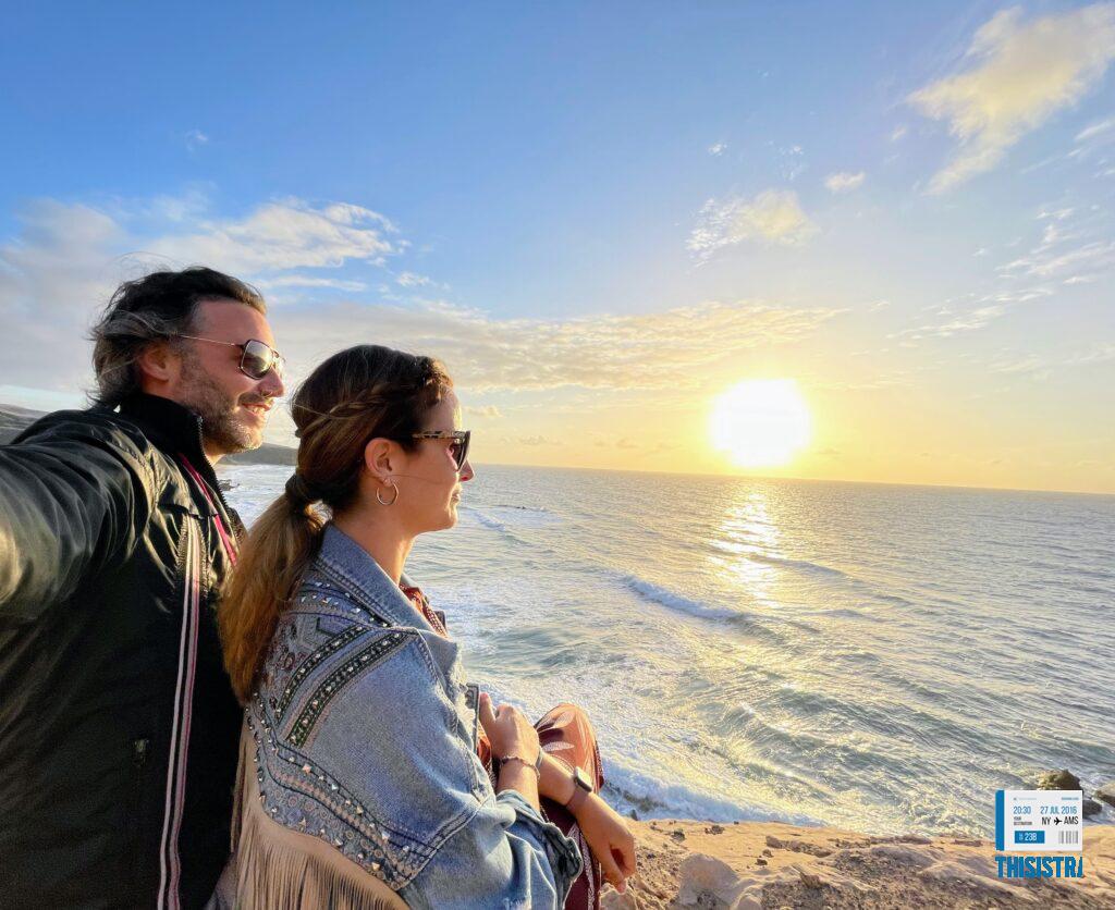 pareja de ThisIsTravel junto con la puesta de sol en la playa de la Pared, Fuerteventura
