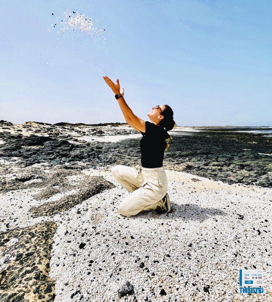 Angela disfrutando la playa de pop corn en Fuerteventura