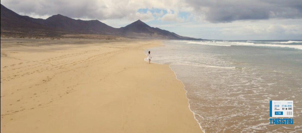 espectacular paisaje de la playa de Cofete en Fuerteventura, sin gente, solo el paisaje y Ángela
