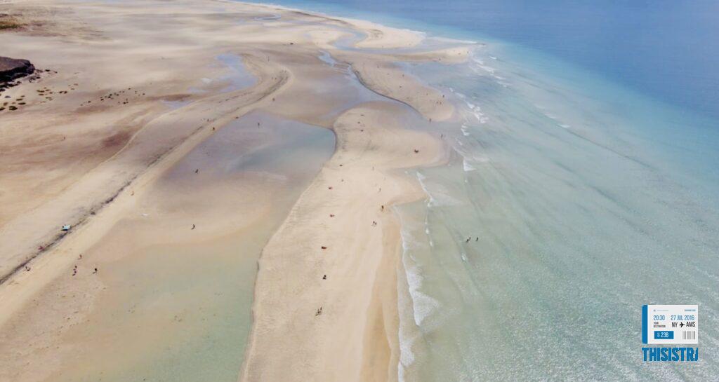 panoramica con dron de la playa de Sotavento en Fuerteventura