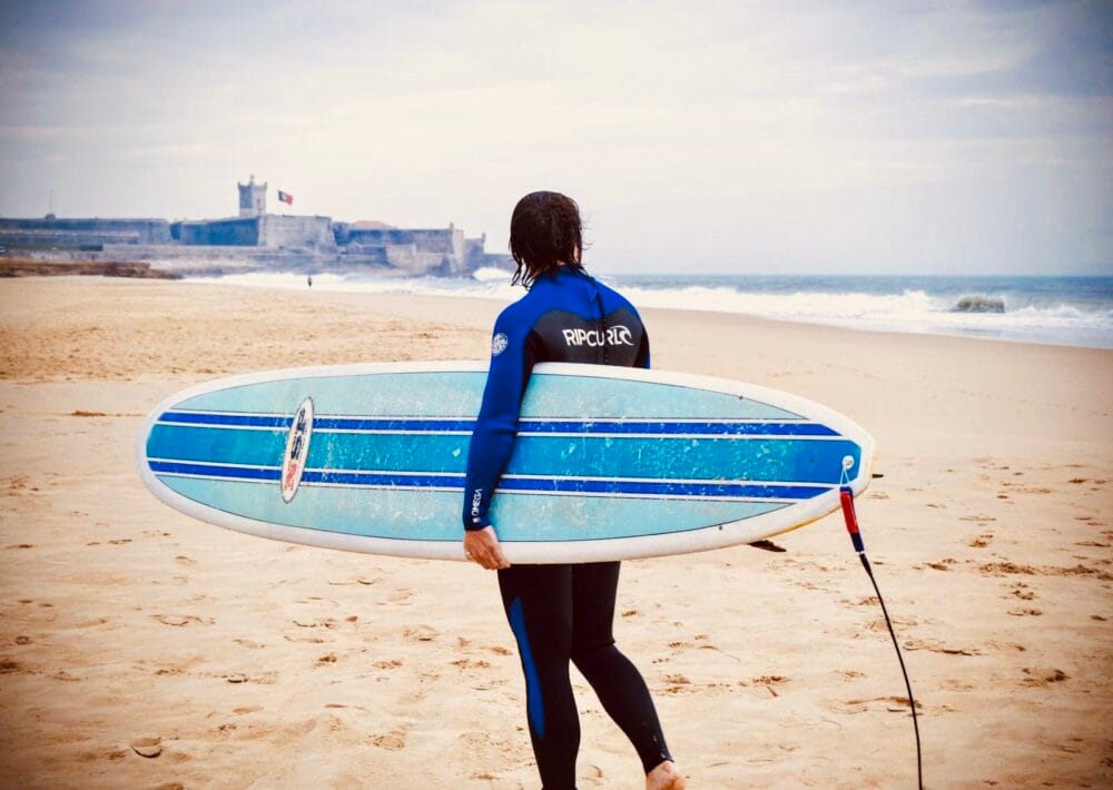 Chico surfer en las playas de portugal