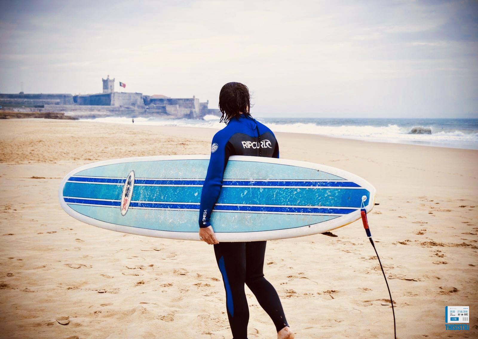 Chico surfer en las playas de portugal