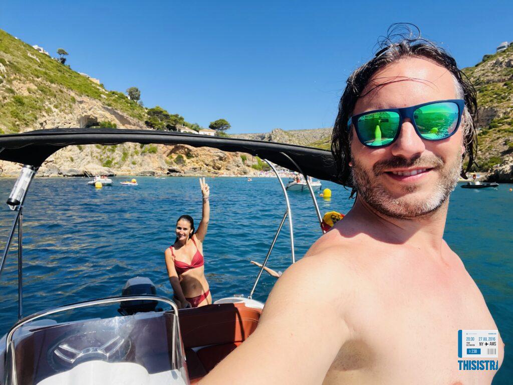 Cala Granadella, Javea con el barco.