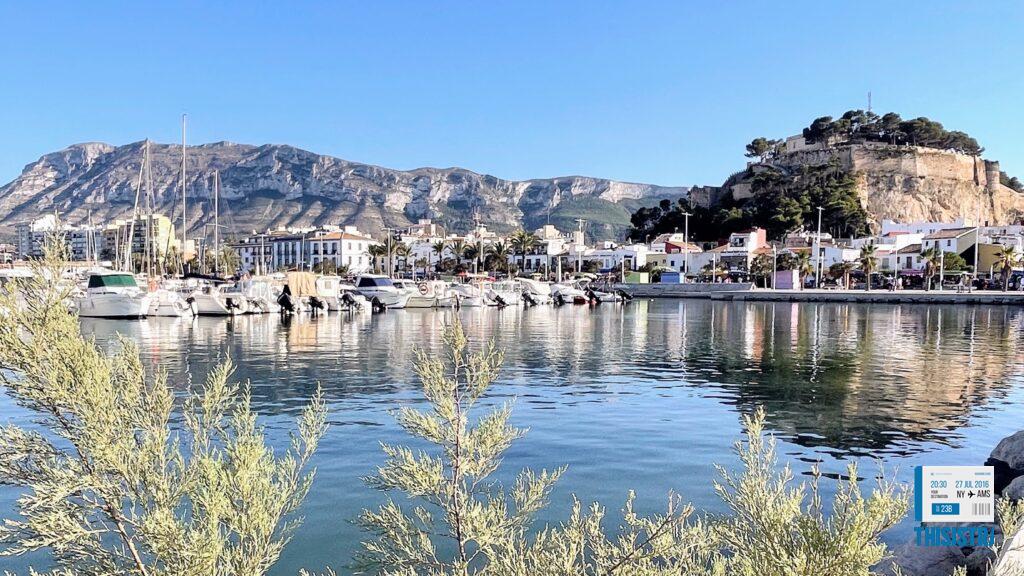 Panoramica de la bella denia con su puerto, castillo y Montgó