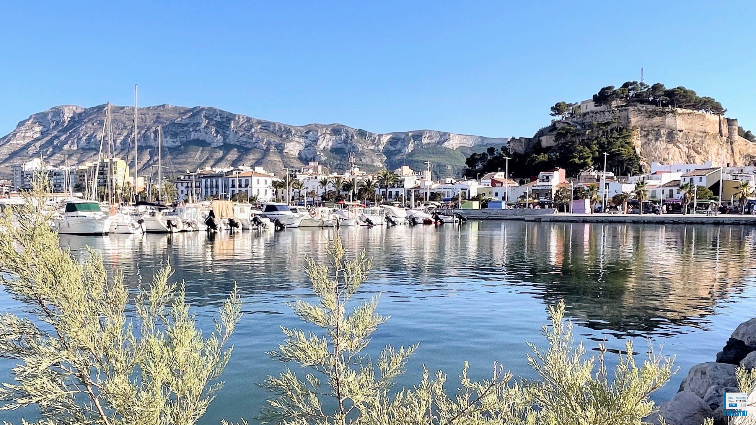 Panoramica de la bella denia con su puerto, castillo y Montgó