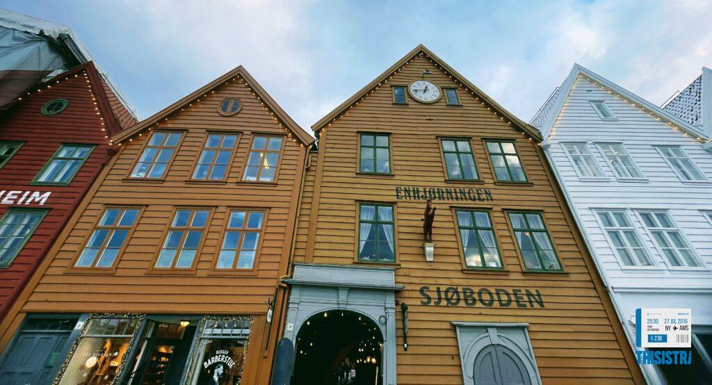Primer plano de las casas hangeaticas de Bergen con sus detalles de madera y sus colores. Bryggen