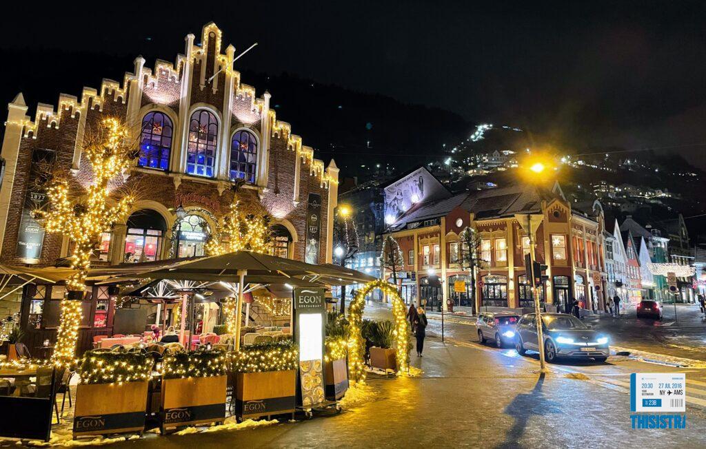 Decoracion de las calles de Bergen en Navidad por las noches, Monte Floyen al fondo.