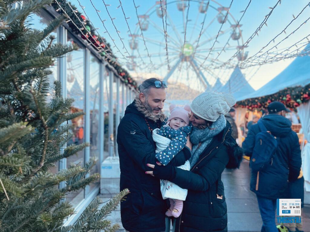 mercado de Navidad de Bergen, familia de ThisIsTravel con el fondo de la noria y el mercado de invierno