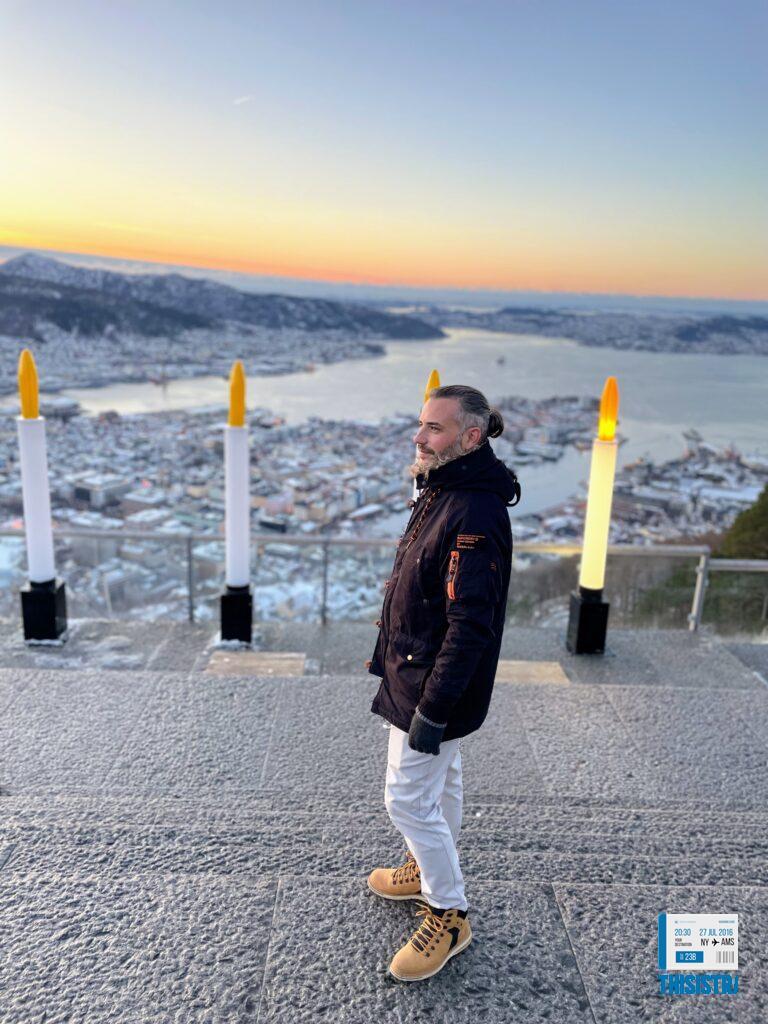 Detalle de Kike de ThisIsTravel en Monte Floyen al atardecer en Navidad con el calendario de adviento a sus espaldas, Bergen