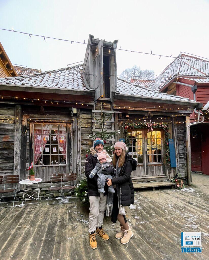 Familia de ThisIsTravel en la casa más antigua de Bryggen decorada de navidad, Bergen
