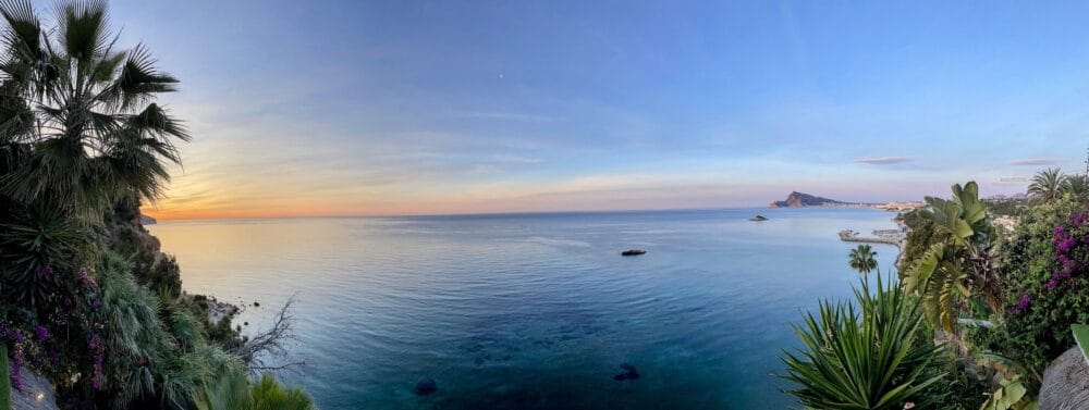 panoramica al amanecer de la bahia de Altea, ALicante