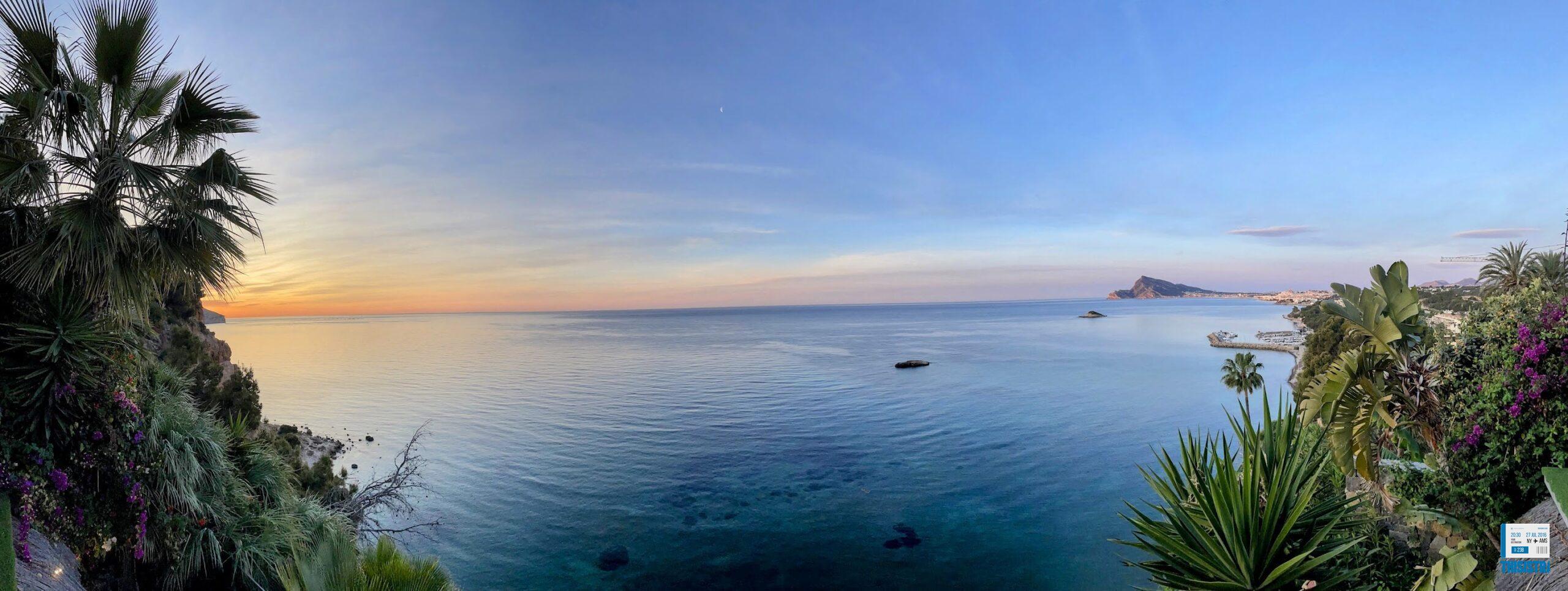 panoramica al amanecer de la bahia de Altea, ALicante