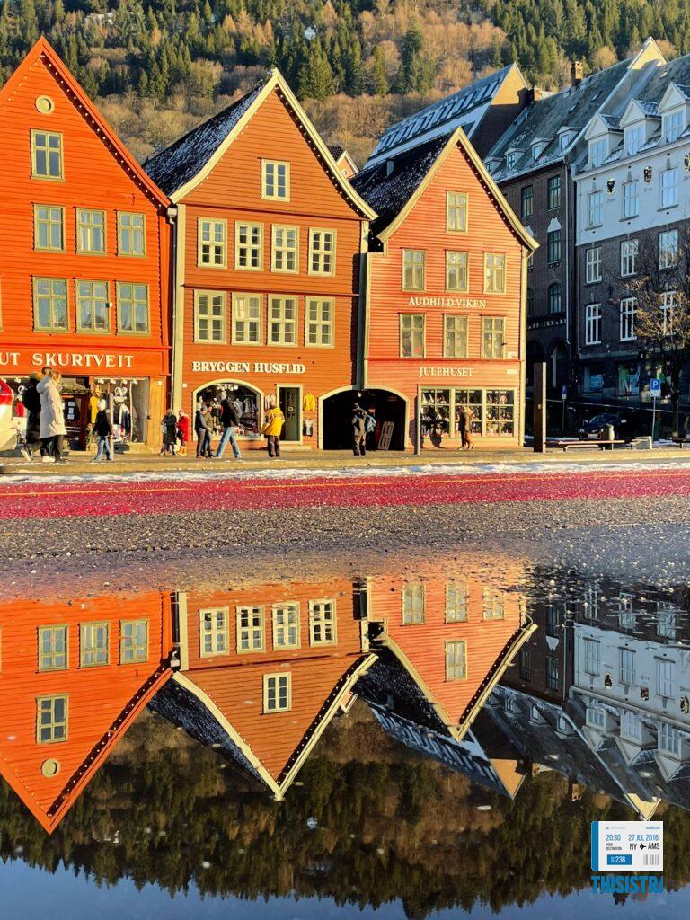 Los reflejos de Bergen, con su barrio emblematico de Bryggen, Noruega
