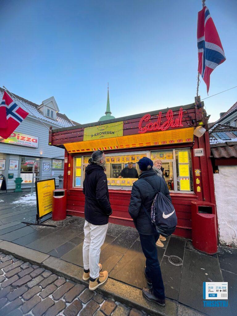 Parada de perritos calientes noruegos tradicionales, Bergen