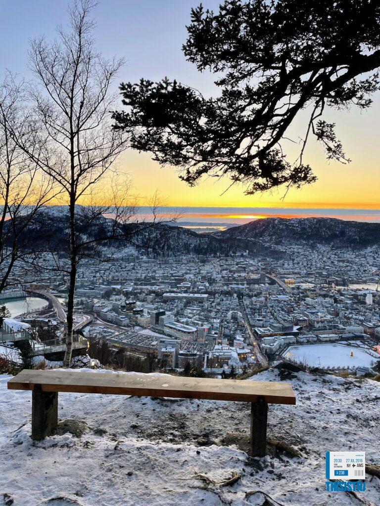 vistas al atardecer nevado de Bergen, Noruega