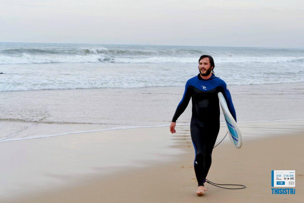 surf en la playa portuguesa de Carcavelos