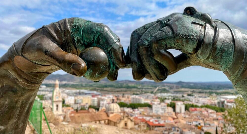 Panóramica de la ciudad de Xàtiva desde cerca del castillo, manos de juego del trinquet,