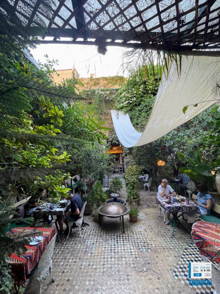 Precioso jardín con vegetación, lunes y romanticismo en Fez