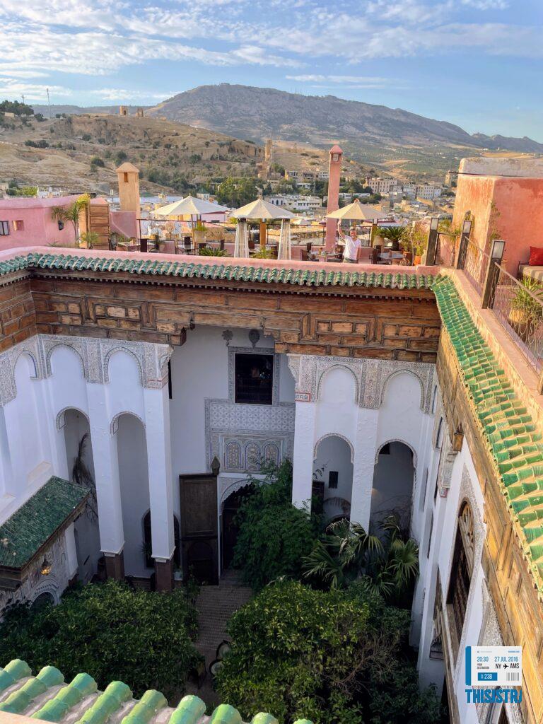 vistas espectaculares de la terraza restaurante del Riad, con vistas a la medina de Fez