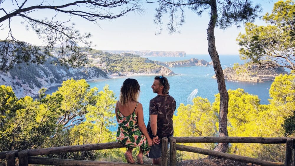 pareja en el mirador la Falzia con vistas a cala Portitxol en Jávea, Xàbia