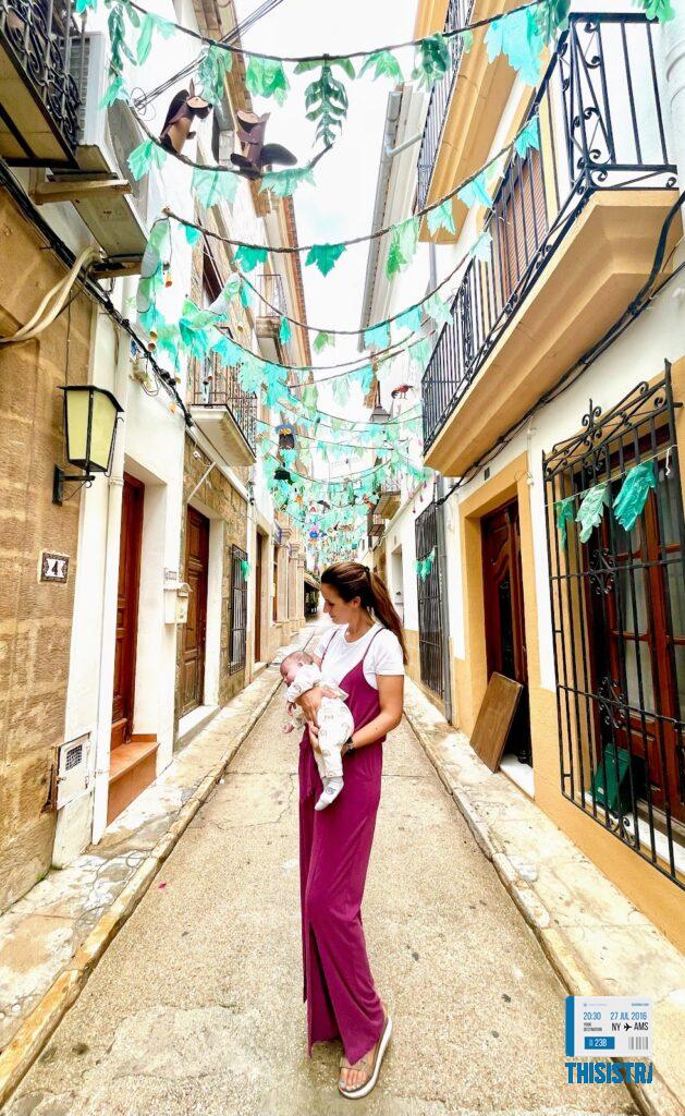 callejuelas decoradas de Jávea, Alicante . Pareja madre e hija en calles encantadoras