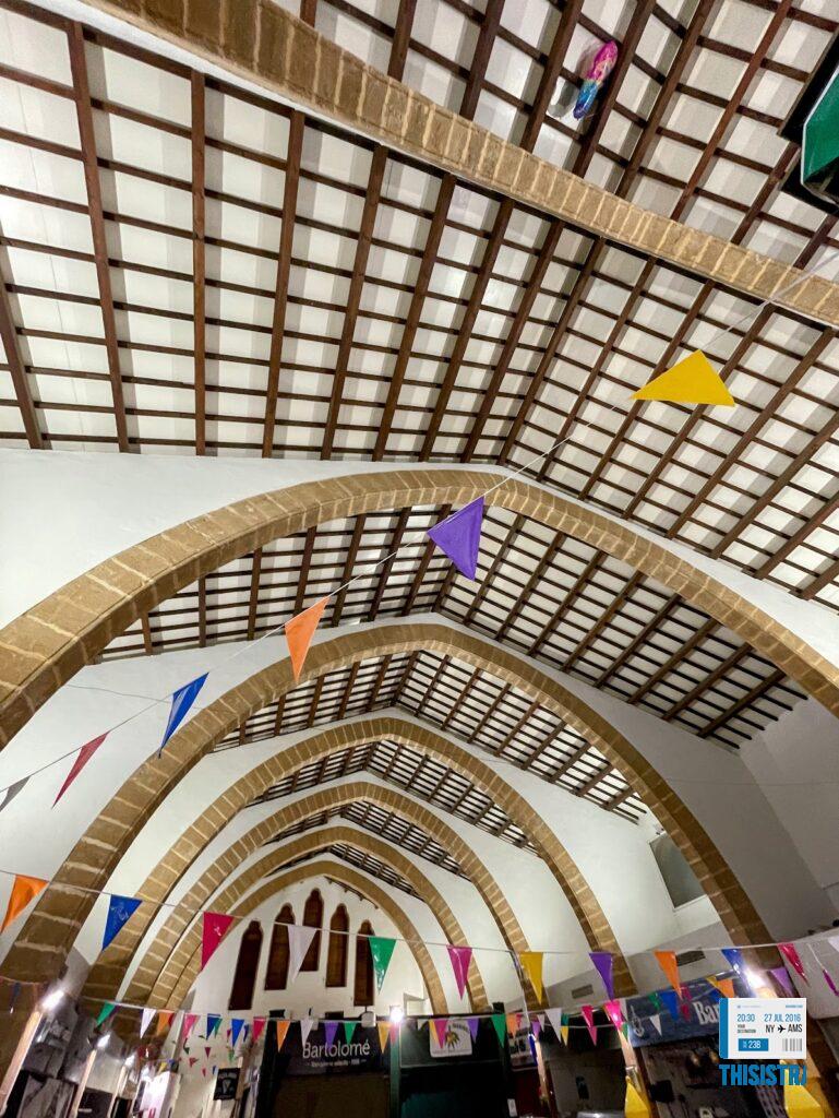 detalle arquitectura del mercado de abastos de Jávea engalanado, Alicante