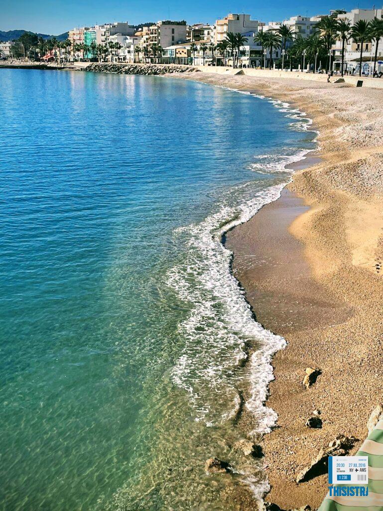 detalle del agua cristinalina de la Playa de Grava, Puerto de Xàbia