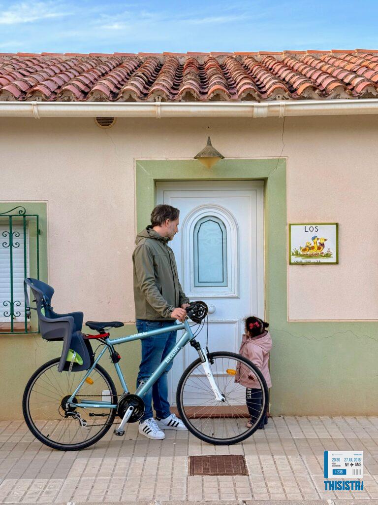 detalle del paseo de les Rotes, Denia con bici en familia