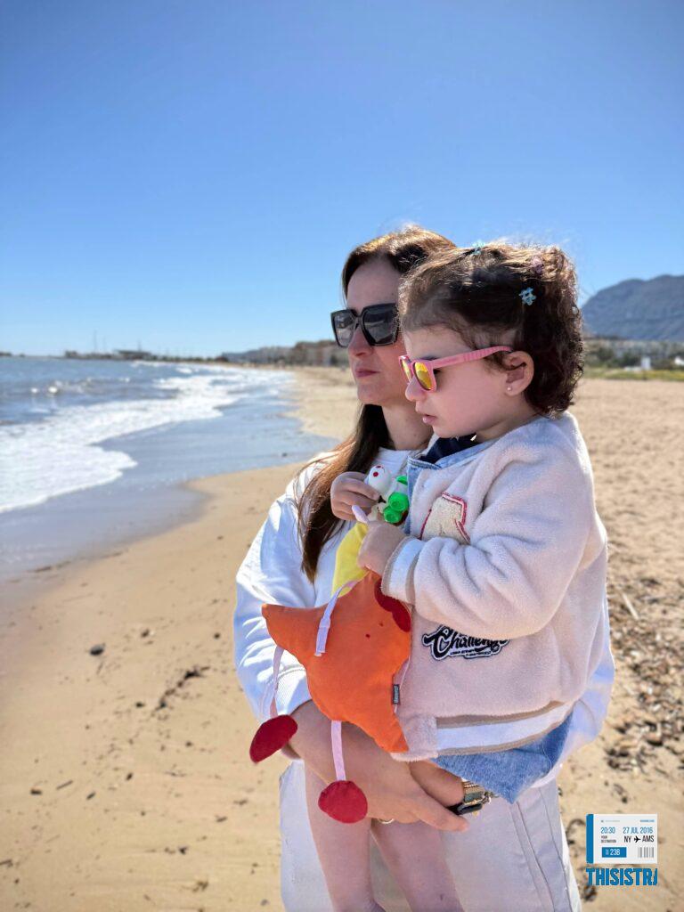 madre e hija disfrutan de la playa en primavera, con vistas al Montgo y mar mediterraneo, Denia