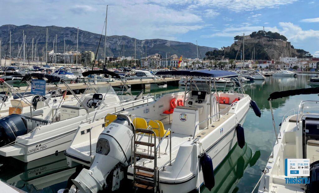 vista panoramica de Denia desde el puerto, se observa el castillo de Denia, pueblo pesquero y Montgo