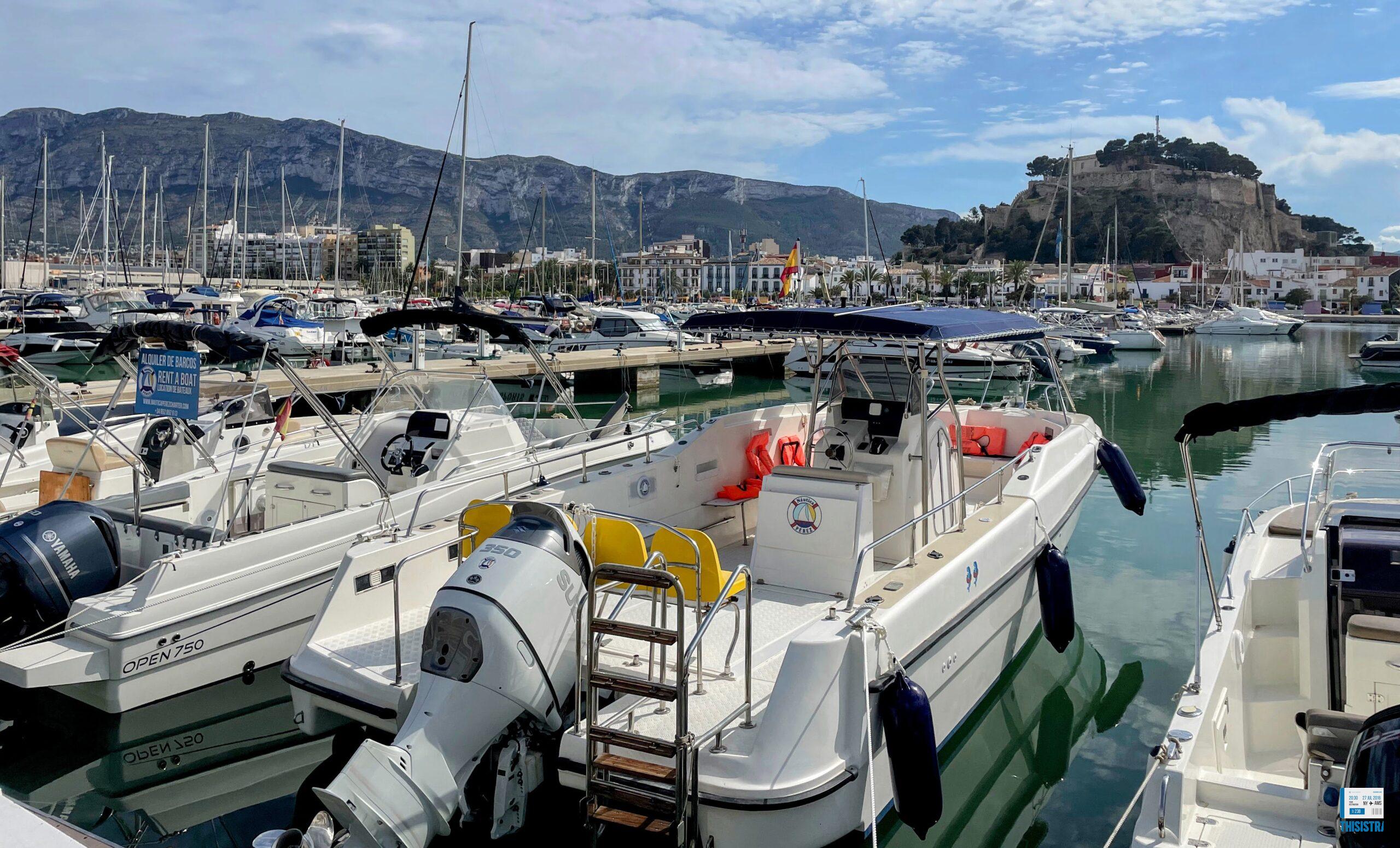 vista panoramica de Denia desde el puerto, se observa el castillo de Denia, pueblo pesquero y Montgo