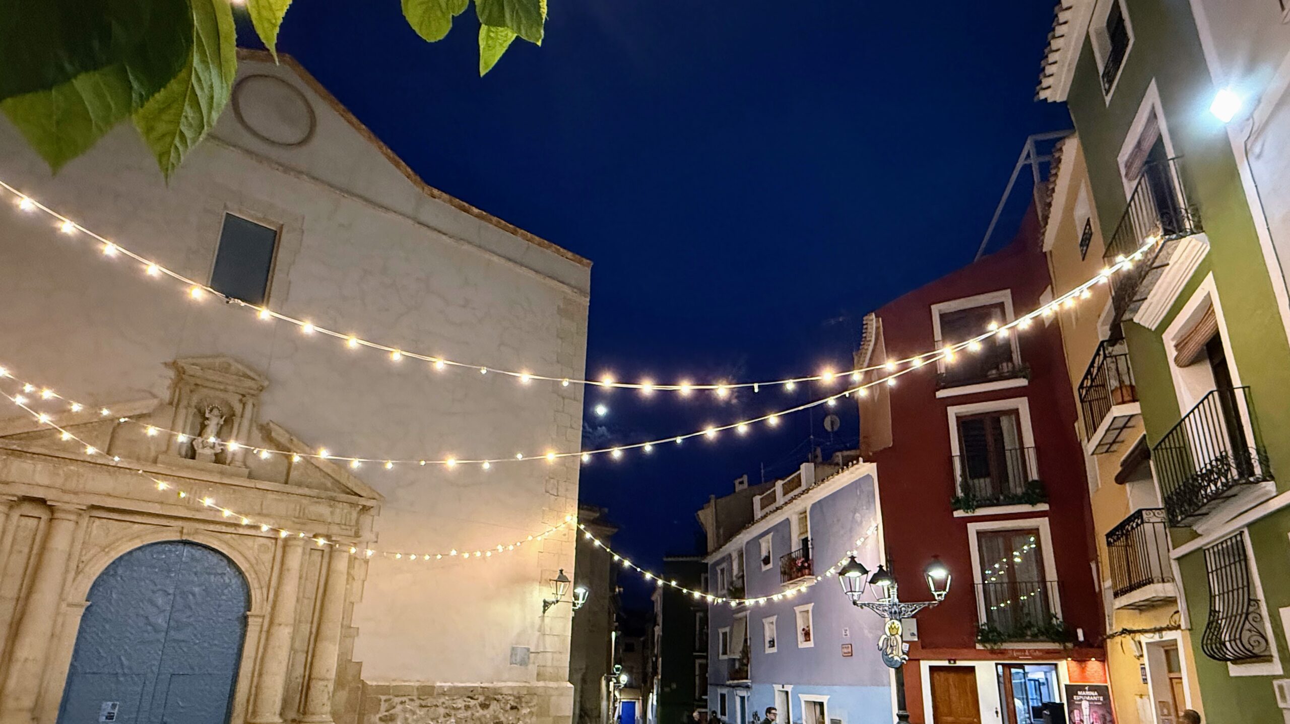 plaza de la Iglesia de la Vila Joiosa, Costa Blanca con detalles de luces y ambiente romántico